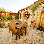 فيلة Levissi Otantic Stone In كاياكوي